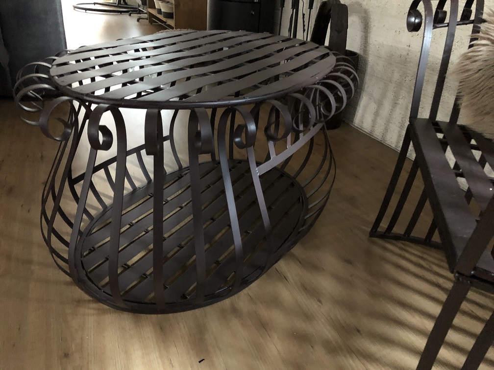 Mooie zware en degelijke metalen tafel met stoel, donkerbruin.