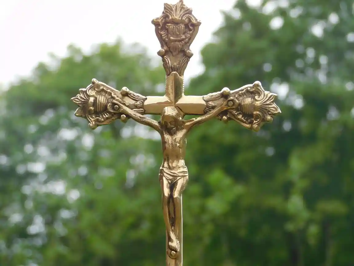 Cardboard Inri Jesus am Kreuz, Messing INRI auf Sockel - Houseandgarden.shop