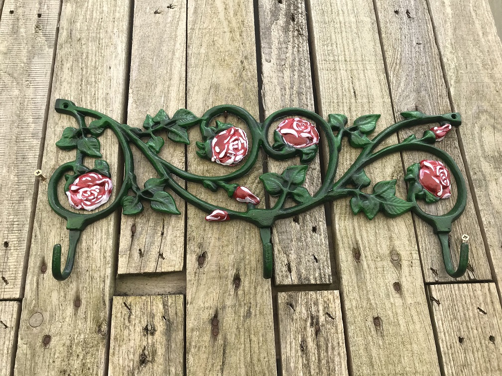 Wand kapstok, gietijzer groen met rozen rood, 3 stevige haken.