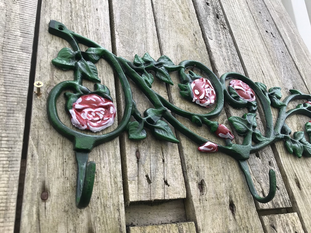 Wandgarderobe, Gusseisen grün mit roten Rosen, 3 stabile Haken