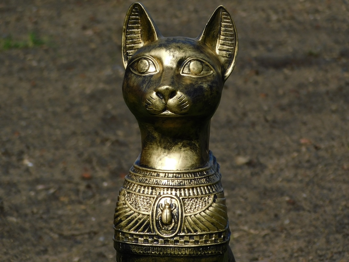 Bastet de Egyptische katten godin, sculptuur, kat figuur polystone, als antiek.