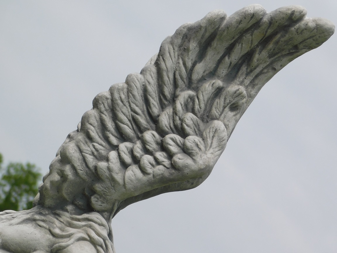 Gartenstatue Engel, Engelsstatue mit Flügeln nach oben, auf Sockel, Stein