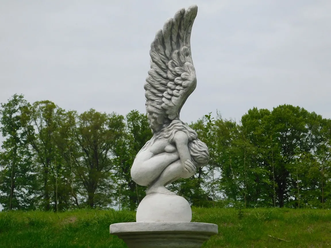 Kniender Engel - auf Sockel - Stein - 139 cm - klassisch
