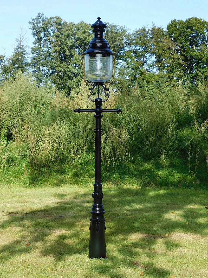 Klassische schwarze Laterne – 308 cm – runder Glasschirm