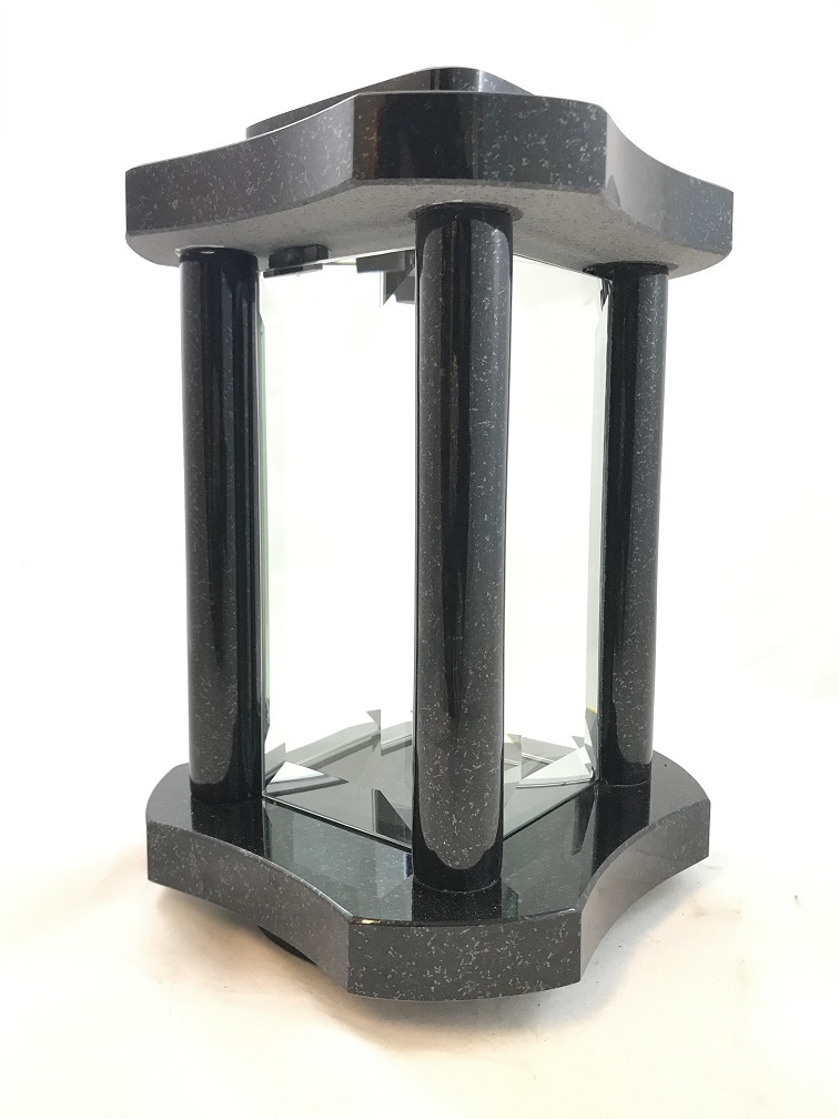 Eine Grablaterne / Grablampe, ganz aus Granit gefertigt, mit facettierten Fenstern