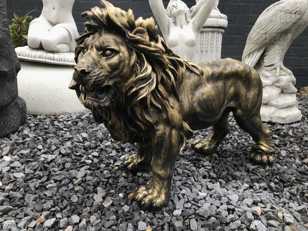 Statue eines Löwen, schön im Detail, gold-schwarze Farbe, Polystein
