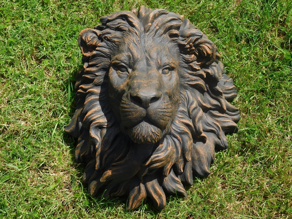 Tête de lion en résine noire 26x42x49 cm