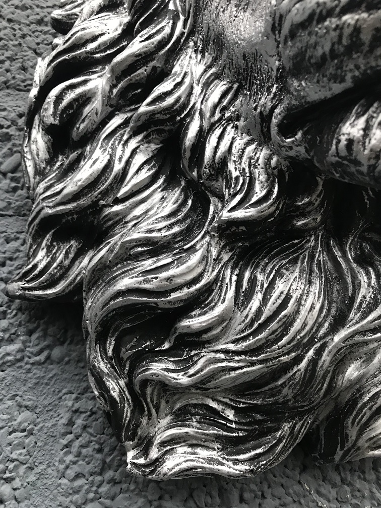 Schöner Löwenkopf für die Wand, schwarz-graues Wandornament, Polystone