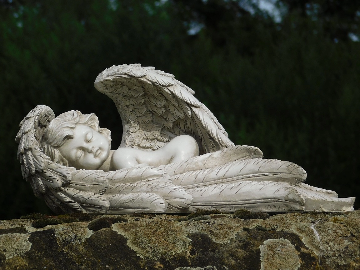 Engel Hund Statue – Schlafender Hund Mit Flügeln Als Gartenfigur & Erinnerungsstück (25,4 Cm, Polyresin)