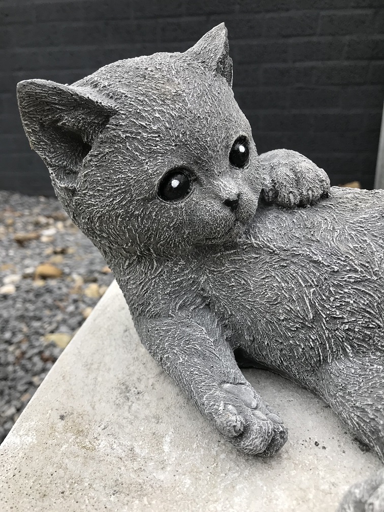 Beeld van een spelende kat / poes, gemaakt van steen, heel leuk!