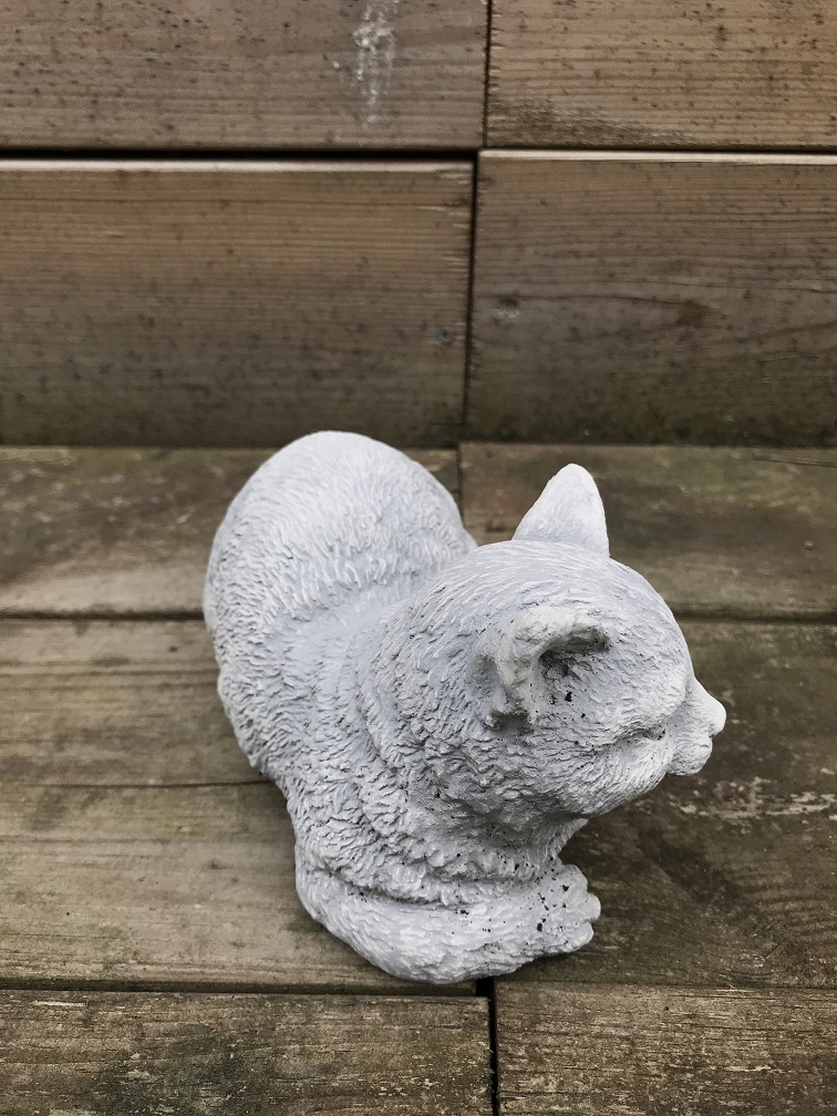 Eine schöne liegende Katze, aus Stein, wunderschön detailliert