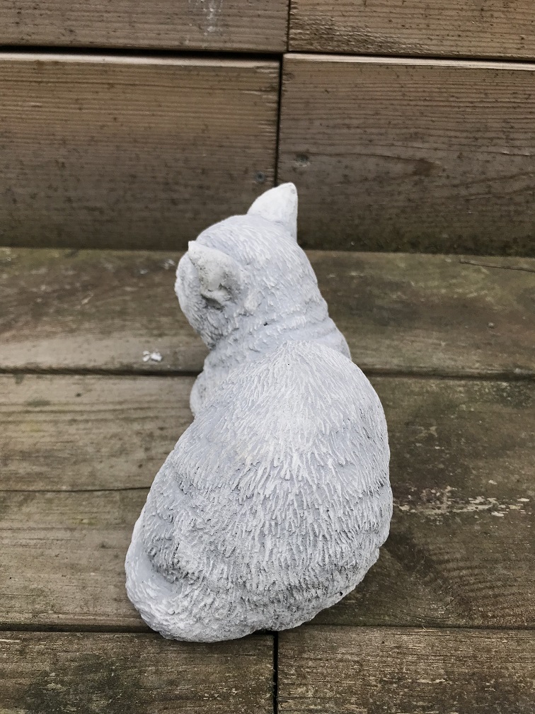 Eine schöne liegende Katze, aus Stein, wunderschön detailliert