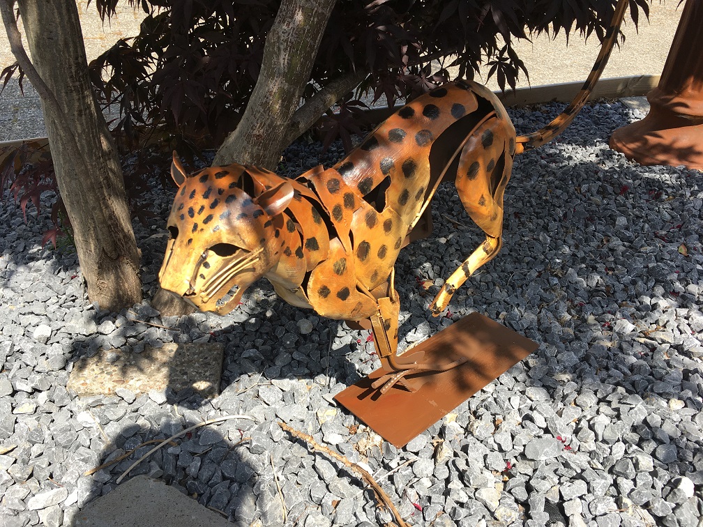 Een geweldig beeld van een jaguar, mooi in kleur, een metalen kunstwerk!