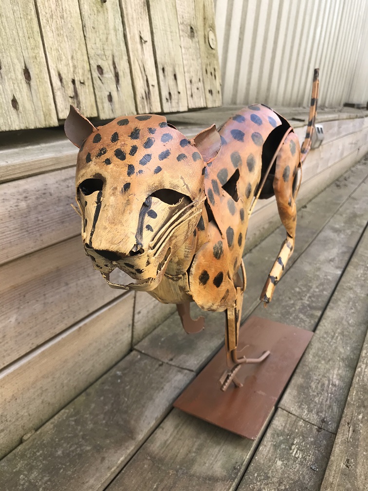 Een geweldig beeld van een jaguar, mooi in kleur, een metalen kunstwerk!