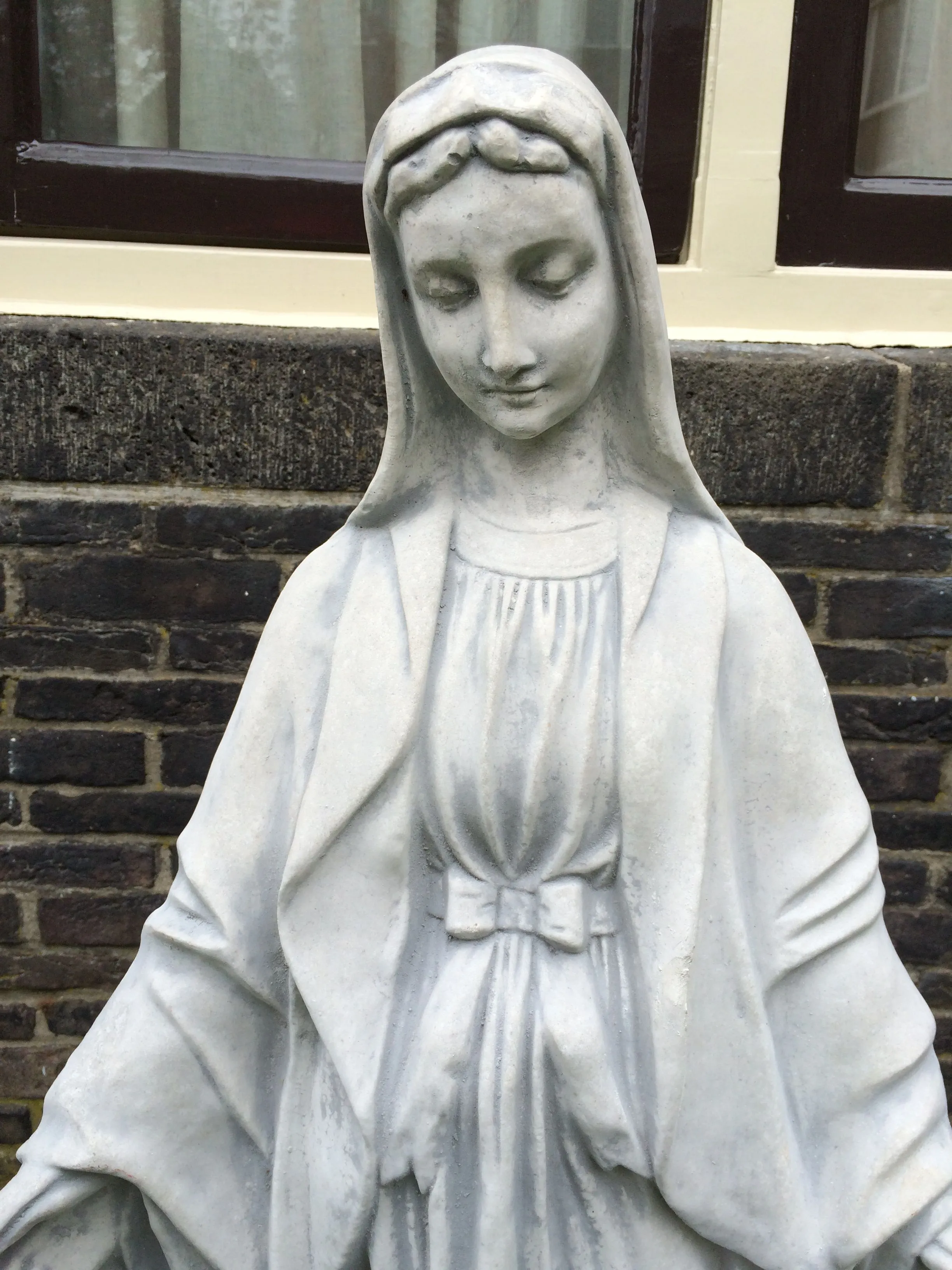 Maria - stenen beeld - 115 cm - klassiek wit - in detail