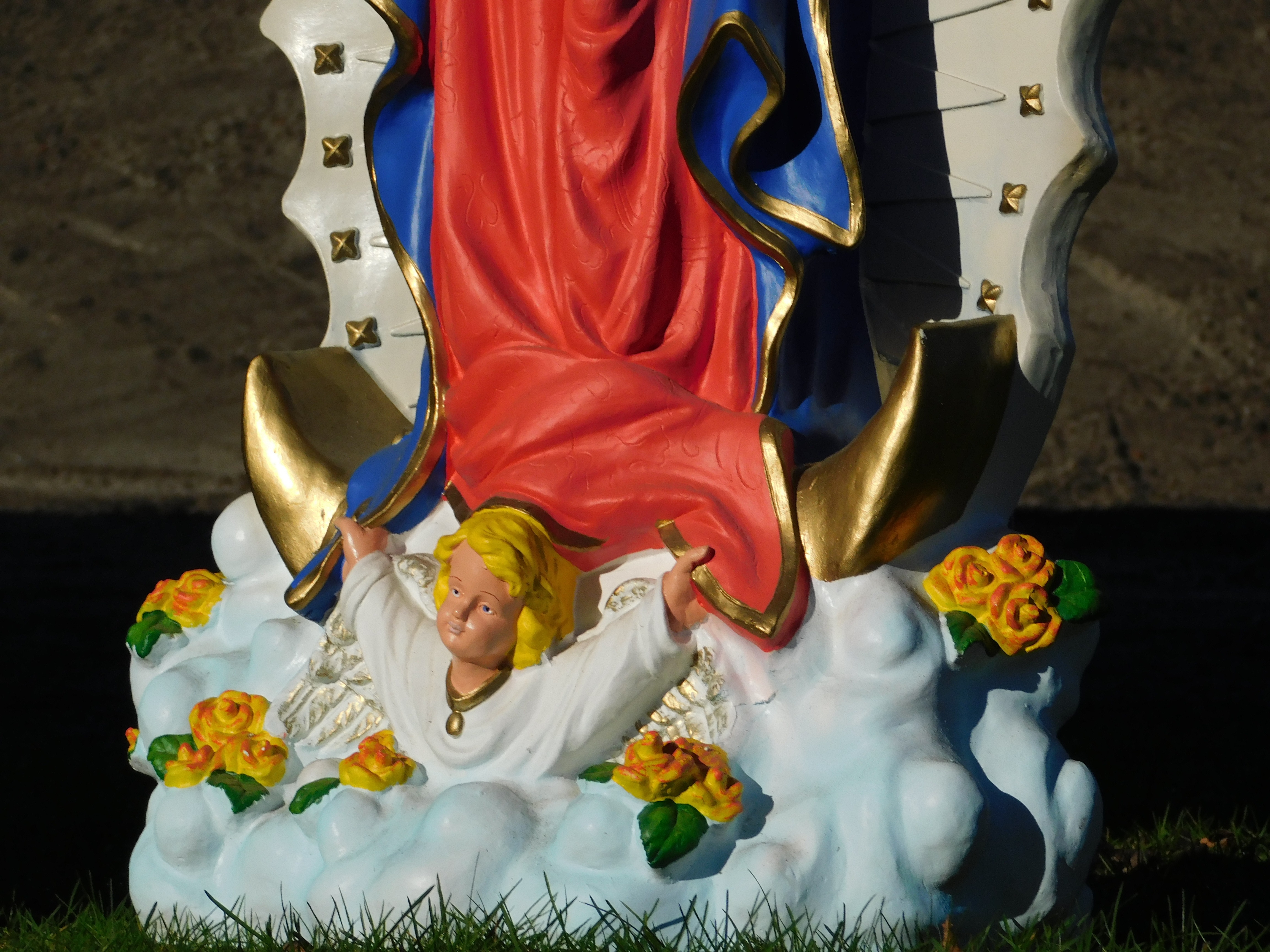 Wunderschöne Maria-Statue mit Engeln und Rückenplatte, vollfarbiger Polystone