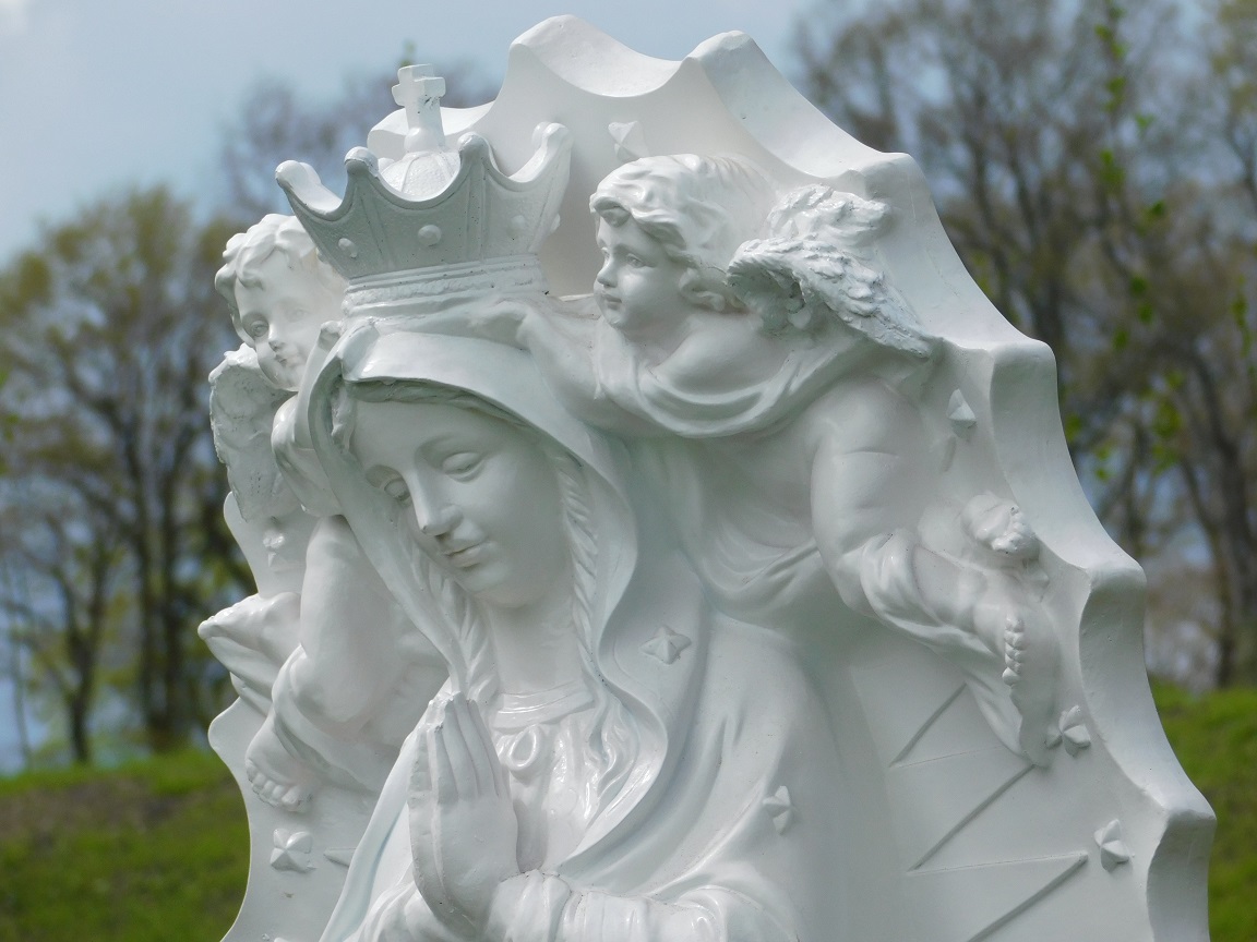 Wunderschöne vorsichtige Marienstatue mit Engeln und Rückenplatte, Polystone cremeweiß
