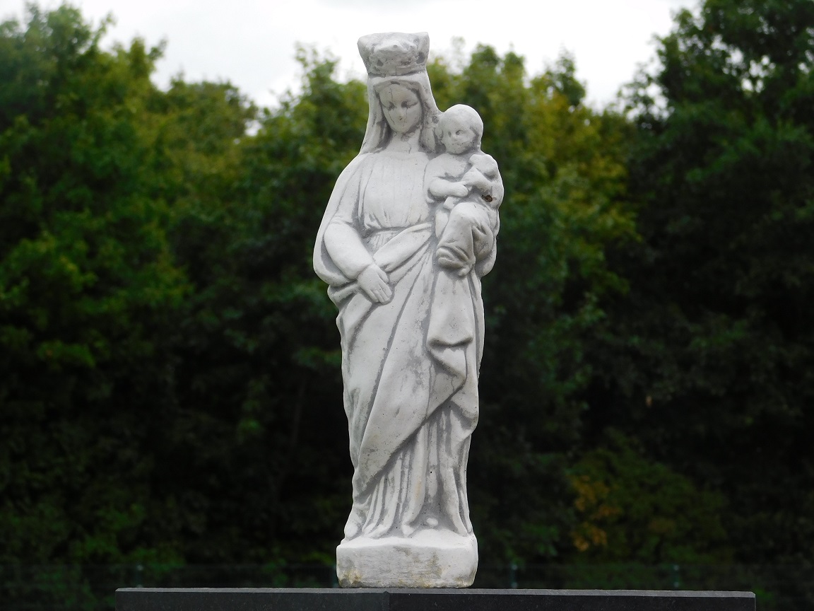 Maria mit Kind auf dem Arm, Vollstein, grau