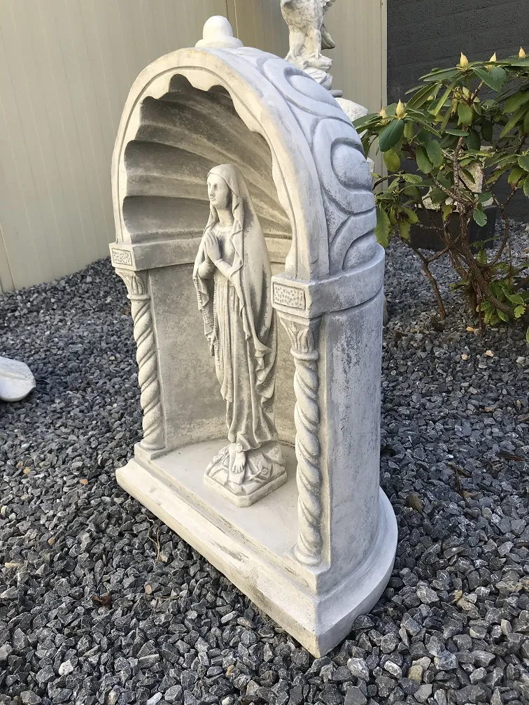 Biddende Maria in kapel - stenen beeld - 44 cm - klassiek