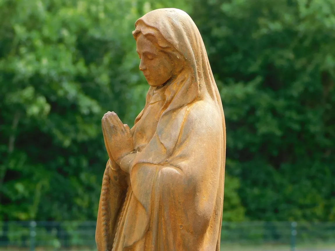 Maria met rozenkrans - stenen beeld - 49 cm - oxide