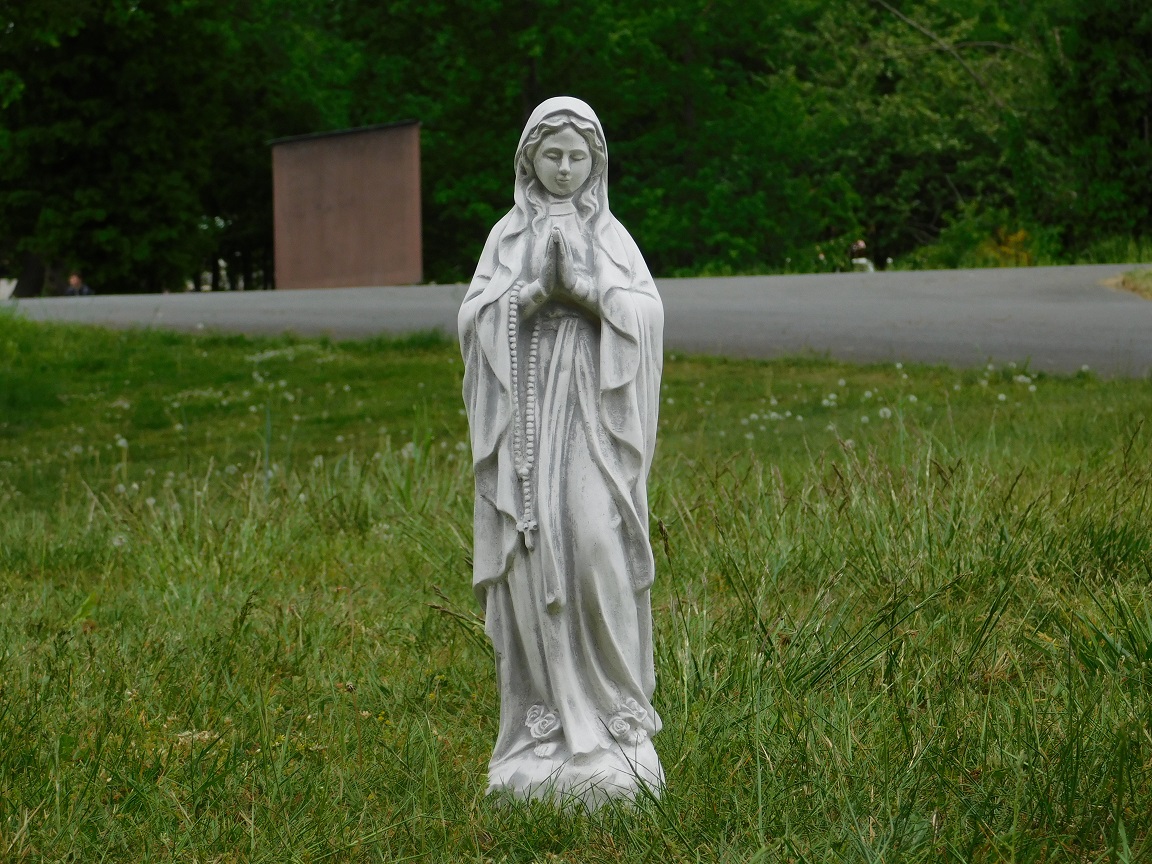 Beeld Maria met rozenkrans -  vol steen