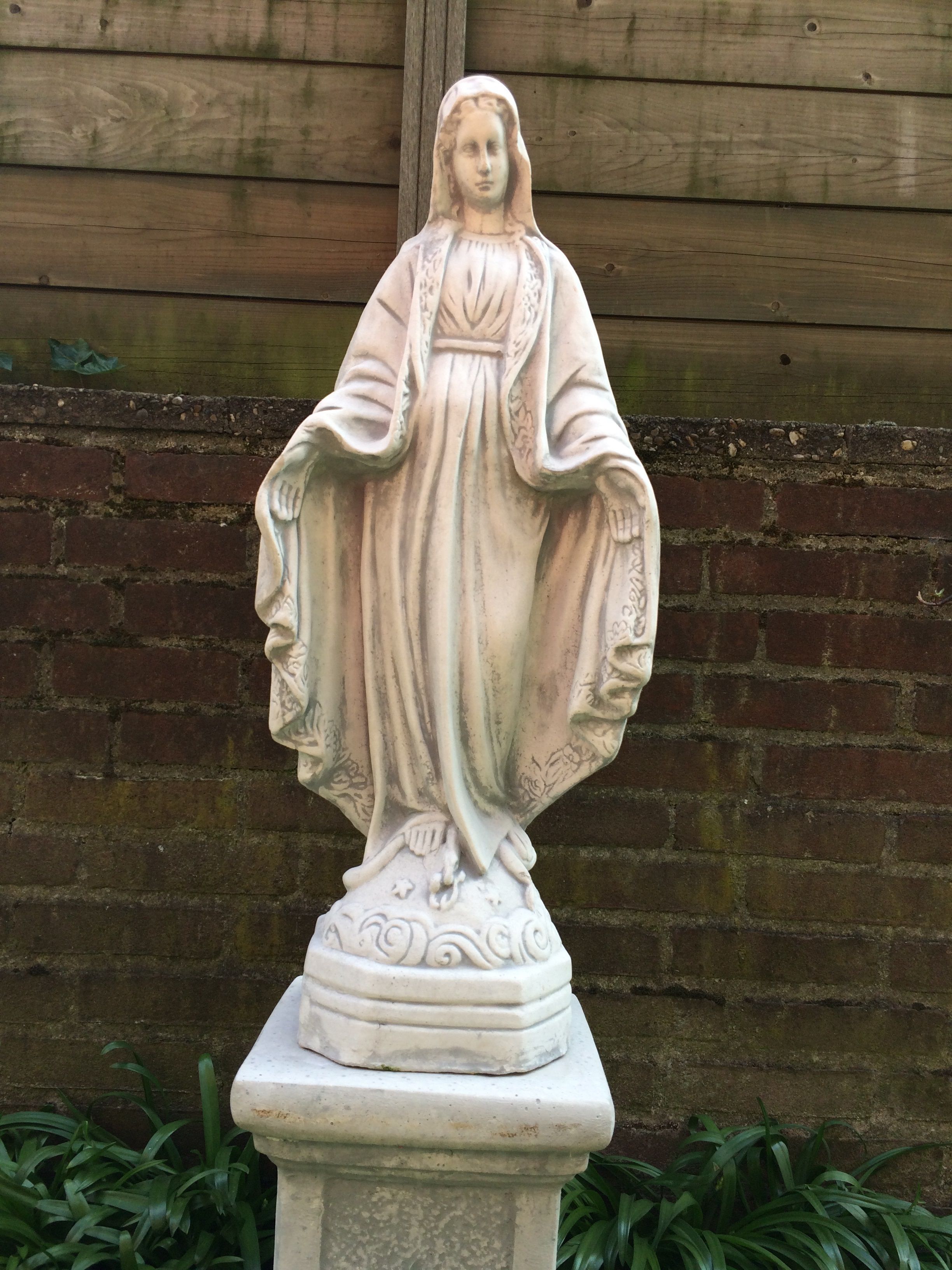 Maria Statue auf Sockel, Gartenstatue massiv Steinguss, schön gestaltete schwere Statue
