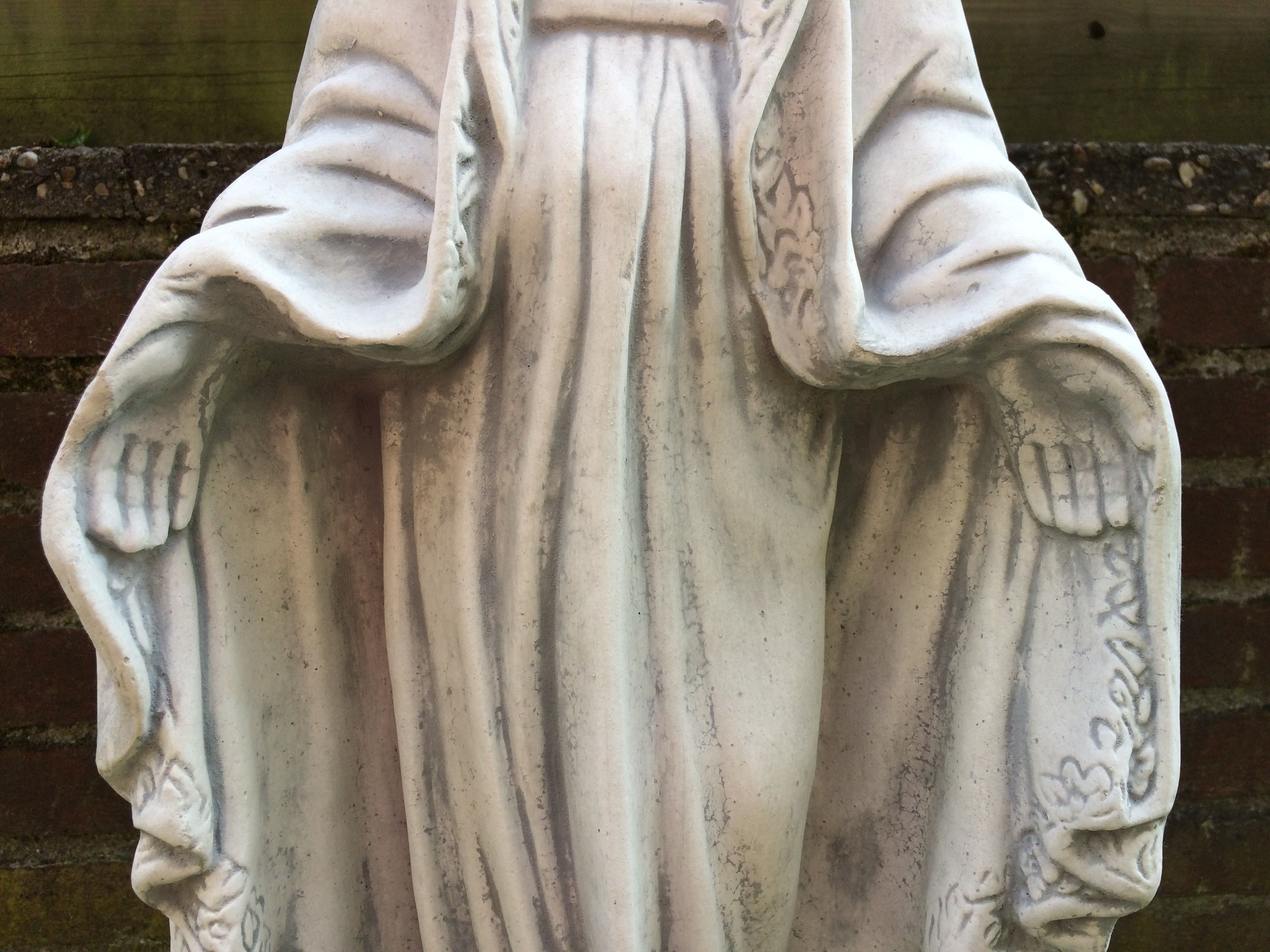 Maria beeld op sokkel, tuinbeeld massief gegoten steen, prachtig vormgegeven zwaar beeld.