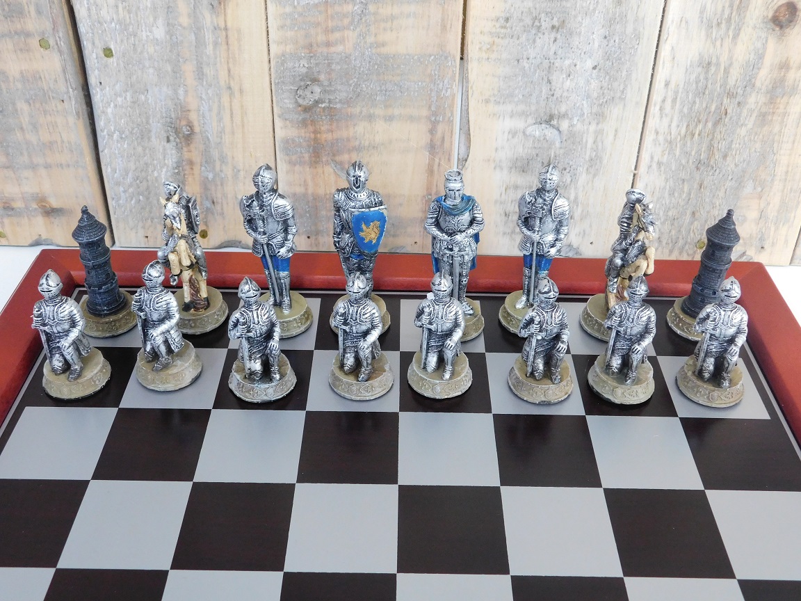 Een schaakspel met als thema: 'MEDIEVAL KNIGHTS', fraaie schaakstukken als middeleeuwse ridders