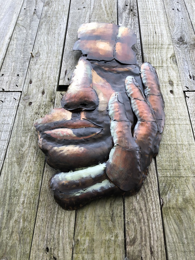Een fraai wandornament gemaakt van metaal, 'gezicht van man', heel decoratief, super mooi kunstwerk!