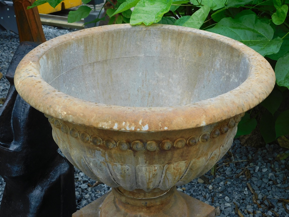 Große Vase, Metall-Gartenvase, robust und klassisch