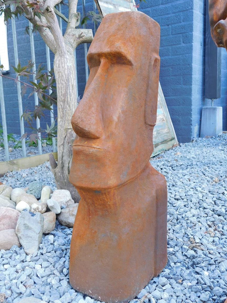 MOAI XXL, groot stenen beeld, van de paaseilanden, oxide.