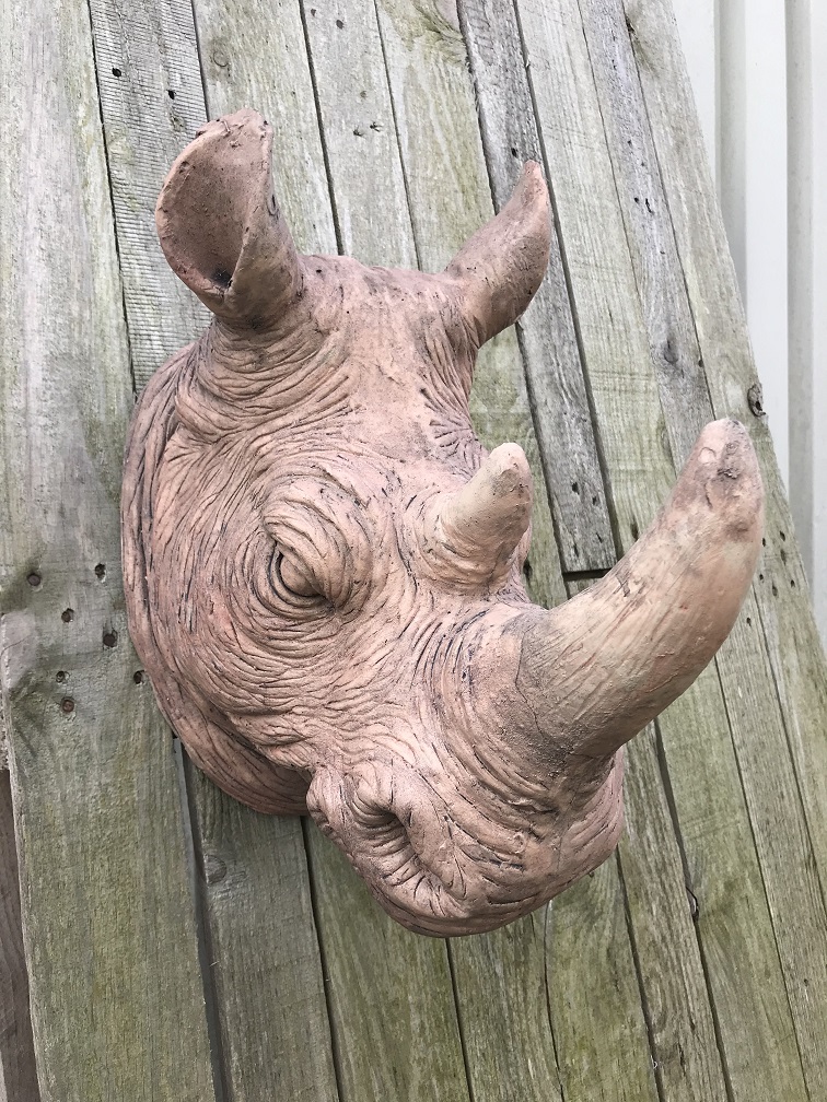 Een prachtige kop van een neushoorn, fraai in detail, polystone