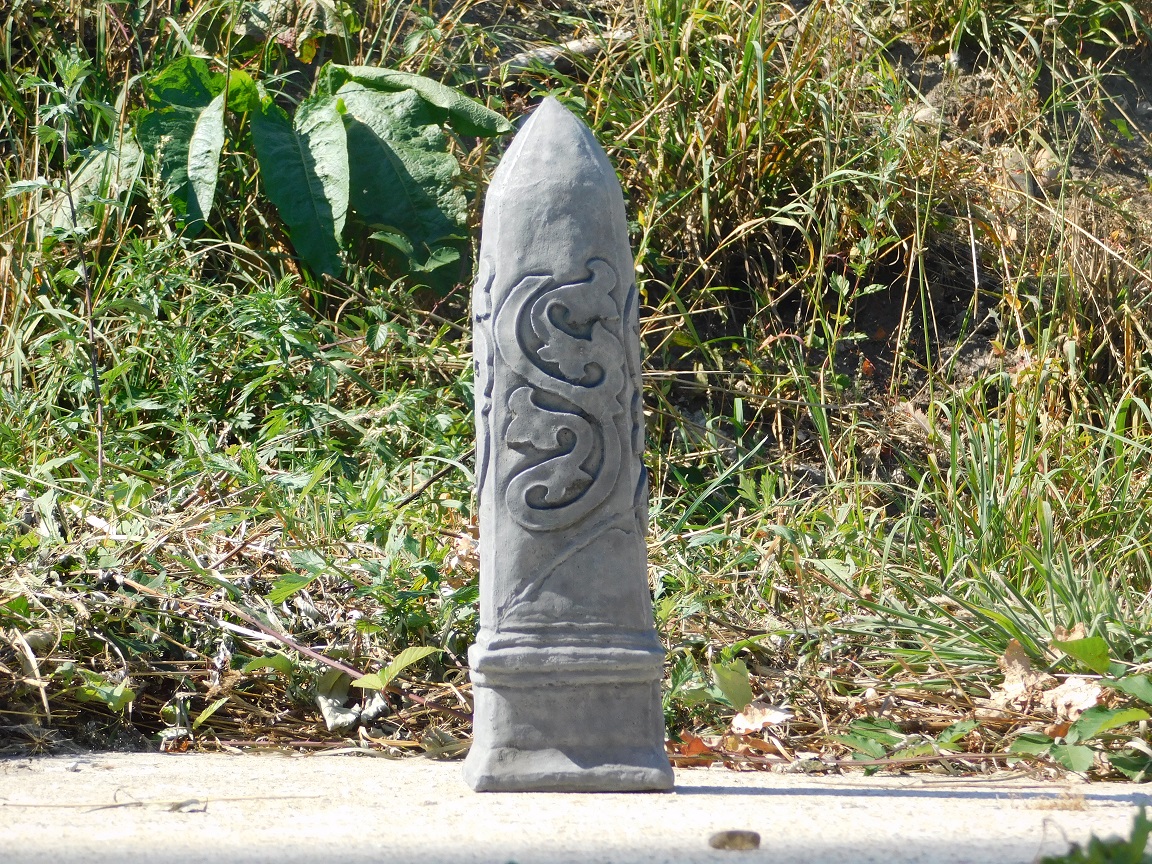Obelisk - vol steen - grijs