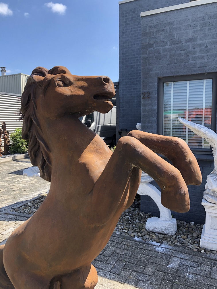 Tänzelndes Pferd, großer massiver Kunststein auf XXL-Sockel Oxid, schön