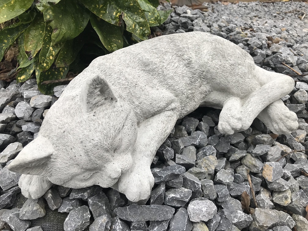 Schlafende Katze - lebensechte Tierfigur, aus Stein