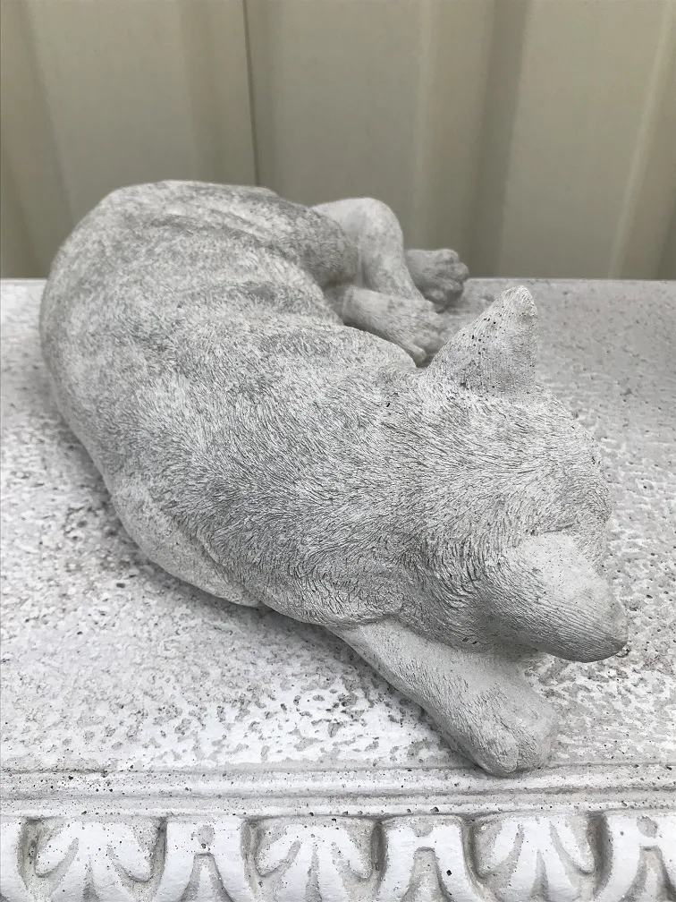 Slapende kattenpaar, stenen figuur