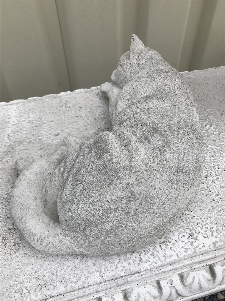 Schlafende Katze - lebensechte Tierfigur, aus Stein