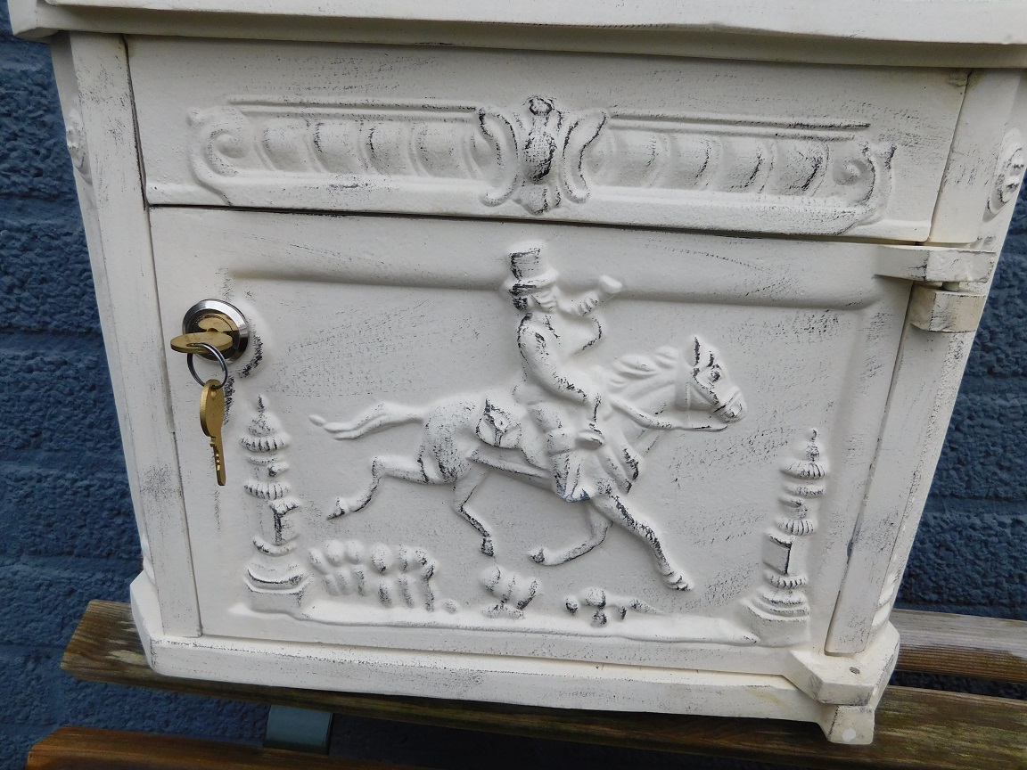 Antiker Briefkasten aus Aluminiumguss, weiß lackiert, cremefarben