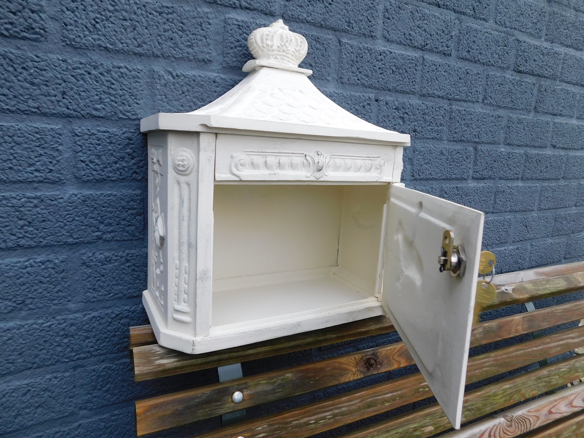 Antieke brievenbus / mailbox vervaardigd uit gegoten aluminium, white wash creamy