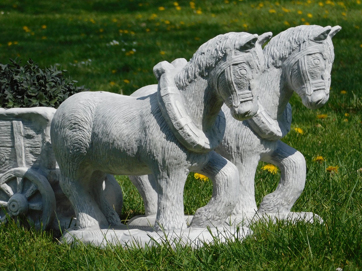 Tuinbeeld 'paard en wagen', vol stenen set beelden