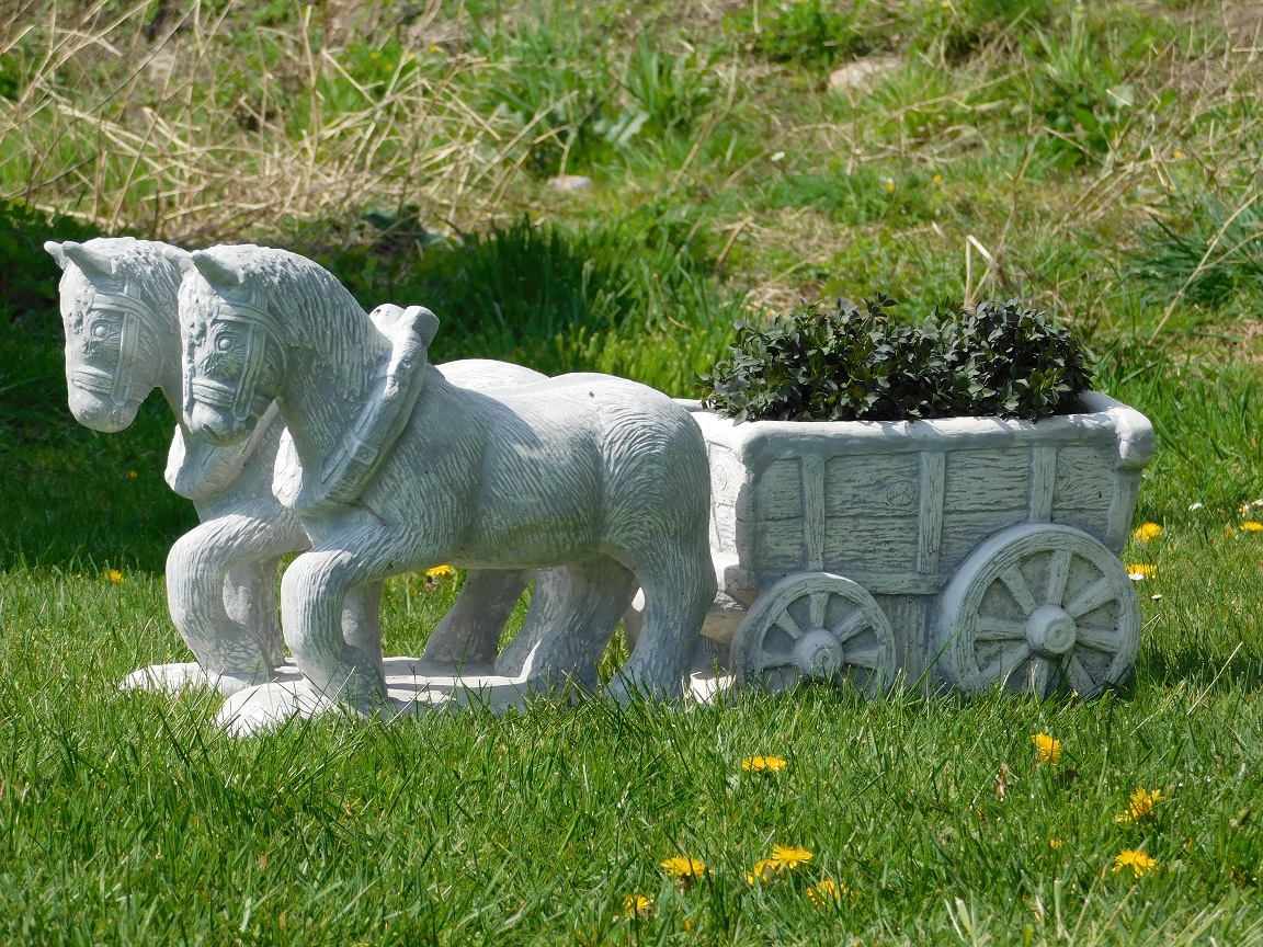 Tuinbeeld 'paard en wagen', vol stenen set beelden