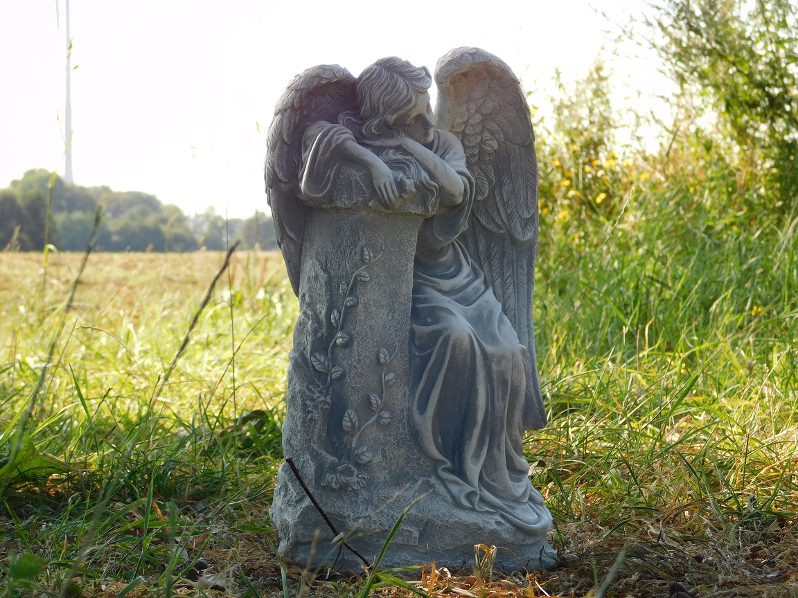 Tuinbeeld rustende engel, vol steen, gedetailleerd beeld