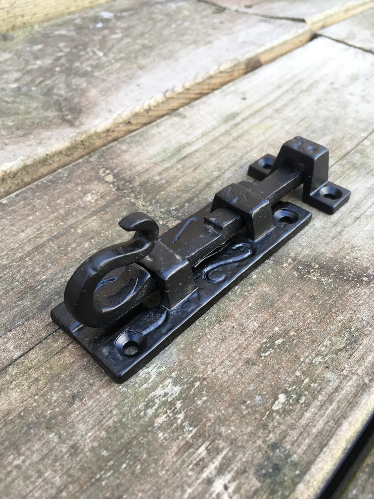 Een mooie deurgrendel / schuifslot, mat zwart, gemaakt van smeedijzer