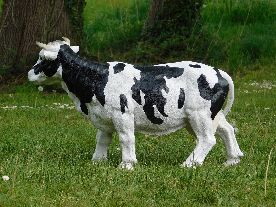Gartenstatue Kuh, Statue (stark) aus Kunststoff, Tierstatue Kuh mit Hörnern