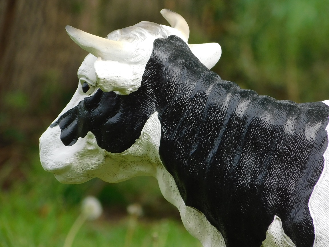 Gartenstatue Kuh, Statue (stark) aus Kunststoff, Tierstatue Kuh mit Hörnern