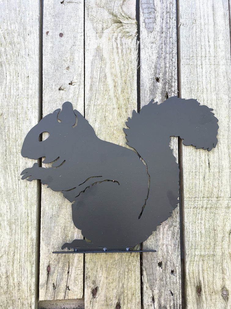 Prachtig silhouette van een eekhoorn, mat zwart metaal