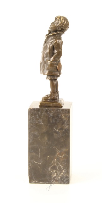 Eine Bronzestatue/Skulptur eines kleinen Jungen