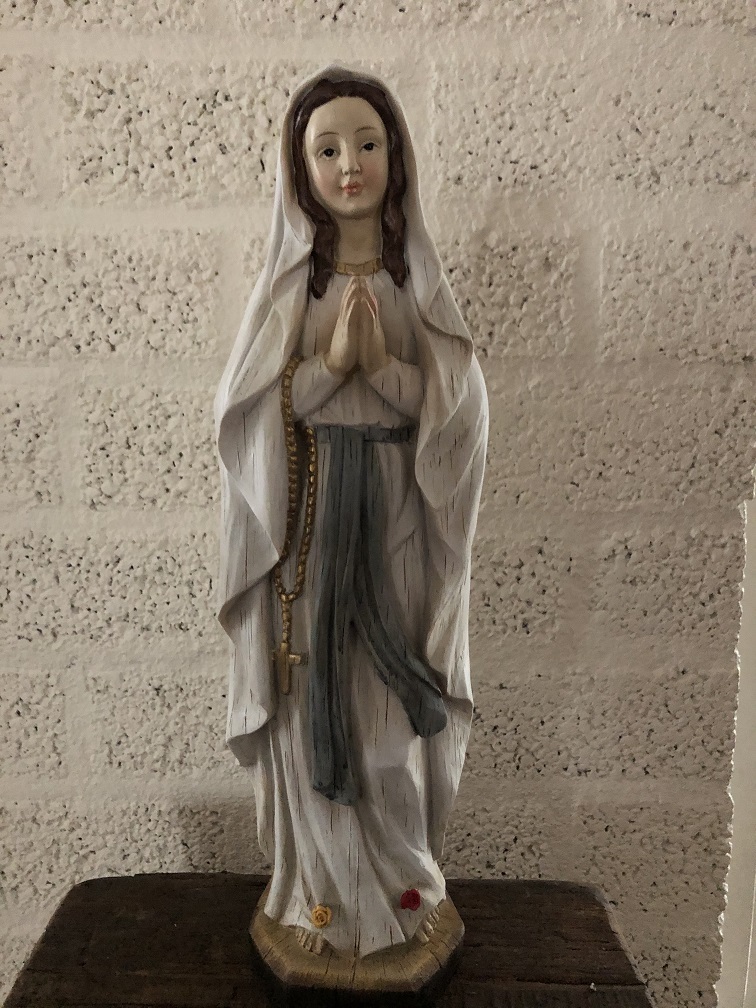 Schönes Bild der betenden Maria, Polystone in Holzoptik