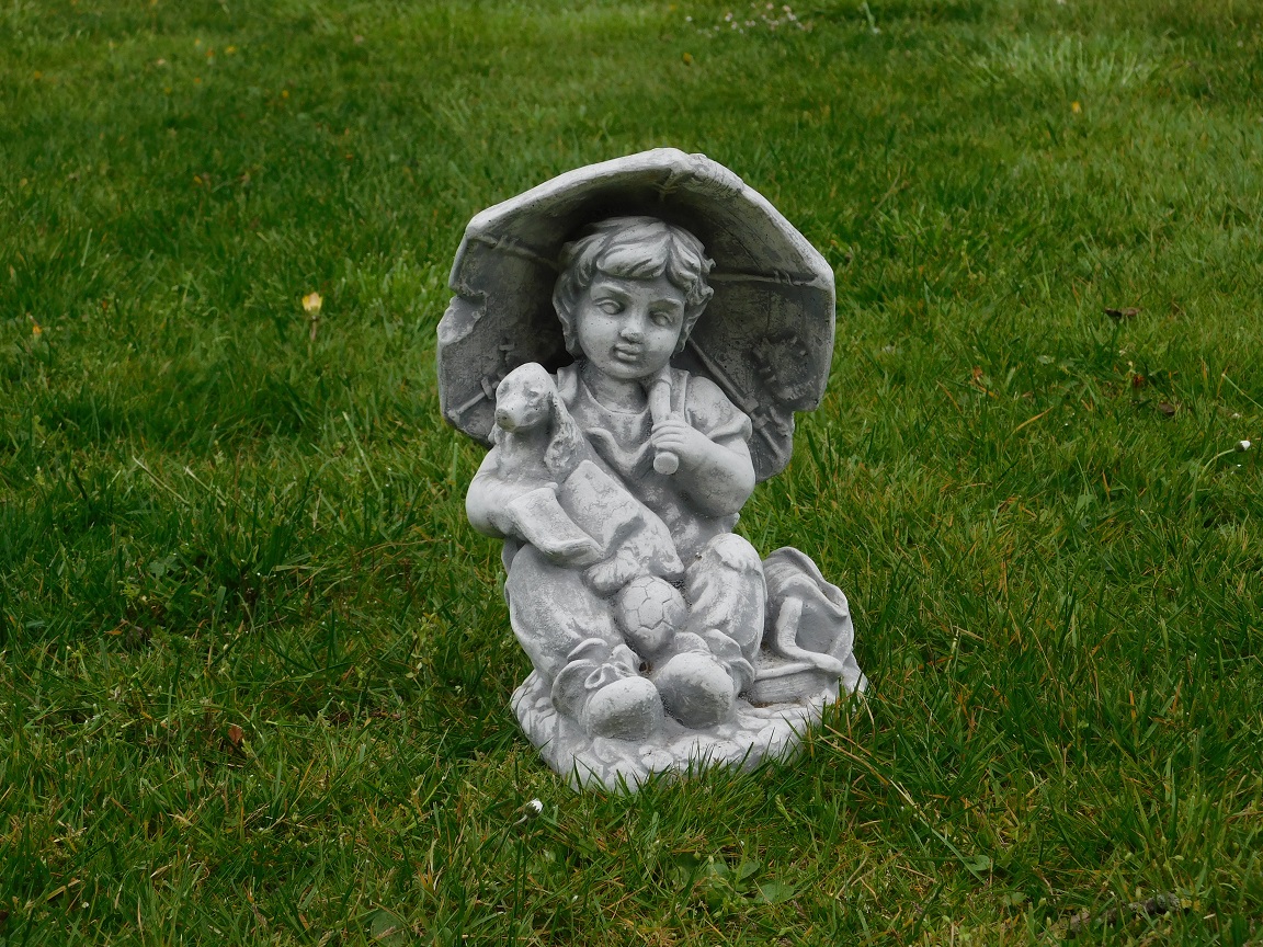 Schattig tuinbeeld van een kind met hond, stenen beeld met tafereel