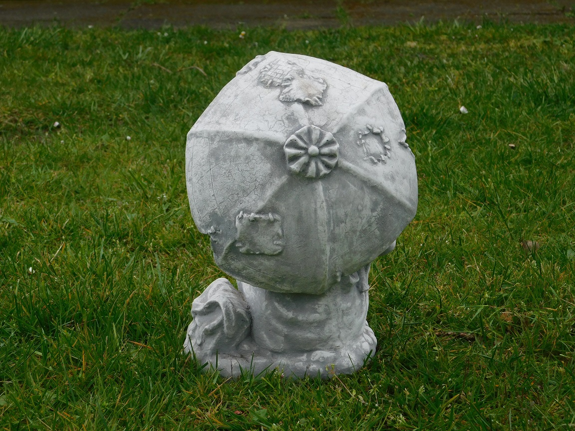 Niedliche Gartenstatue eines Kindes mit Hund, Steinstatue mit Szene